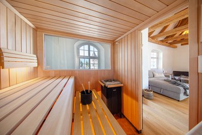 Maßgeschneiderte Sauna von KLAFS mit Panoramafenster